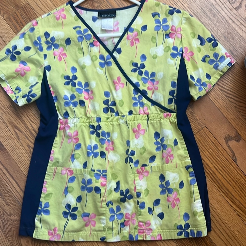 Cherokee slimming scrub top . Green navy pink floral szM
